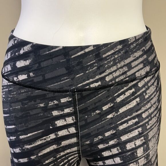 Under Armour Compression HeatGear Abstract Striped and Camo Cropped Legging- Sm - Picture 2 of 9